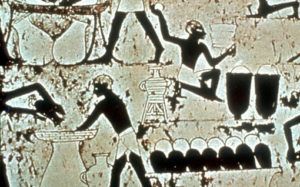 Ägyptische Wandmalerei aus dem Grab des Kenamom, etwa 1.500 v. Chr. Es wird die Bierbereitung dargestellt.