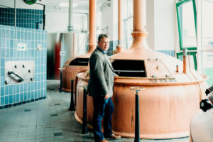 Dr. Sven Bischoff vor den leeren Kupferkesseln seiner Brauerei. Die Produktion wurde vor einigen Wochen bereits gestoppt.